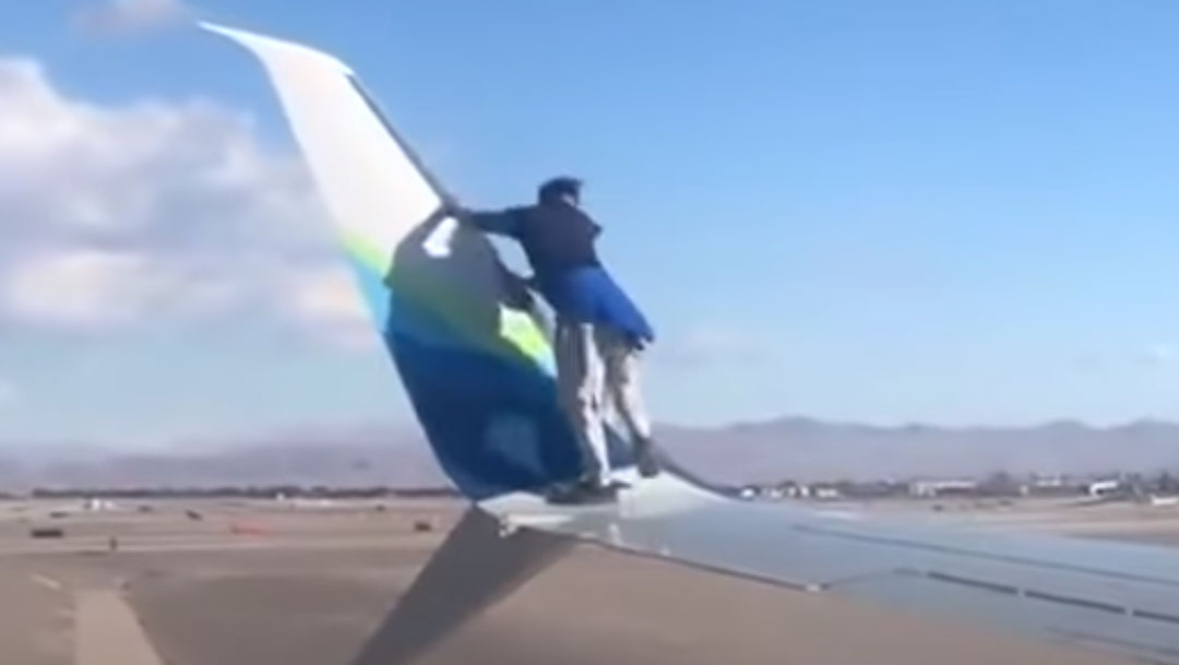 Un hombre en aeropuerto de Las Vegas se subió al ala de un avión que estaba por despegar. El hecho quedó capturado en video