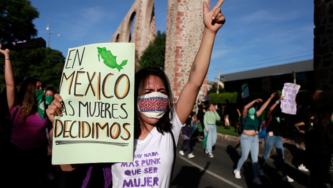 Un grupo de feministas marchan en el estado de Querétaro