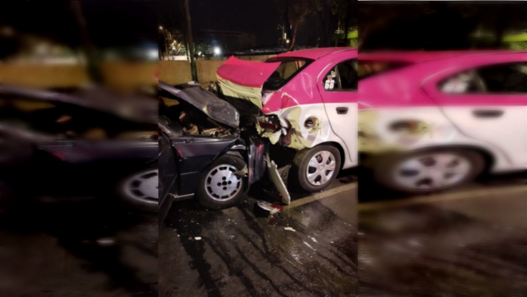 Un auto compacto que circulaba sobre Calzada de Tlalpan chocó con la parte trasera de un taxi