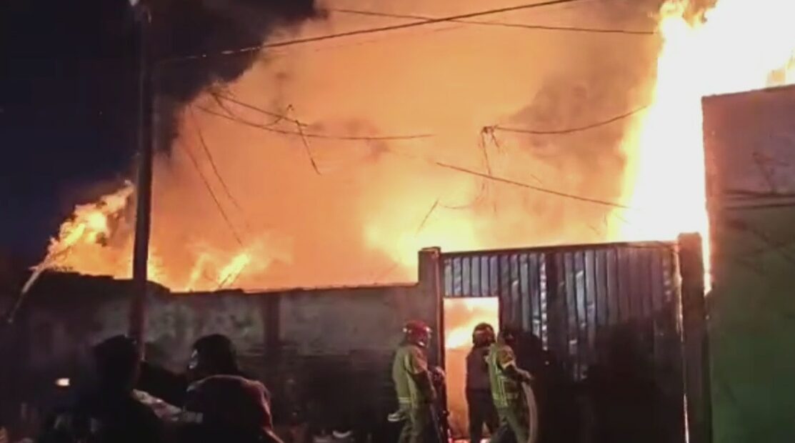 almacen de madera se incendia en valle de chalco edomex