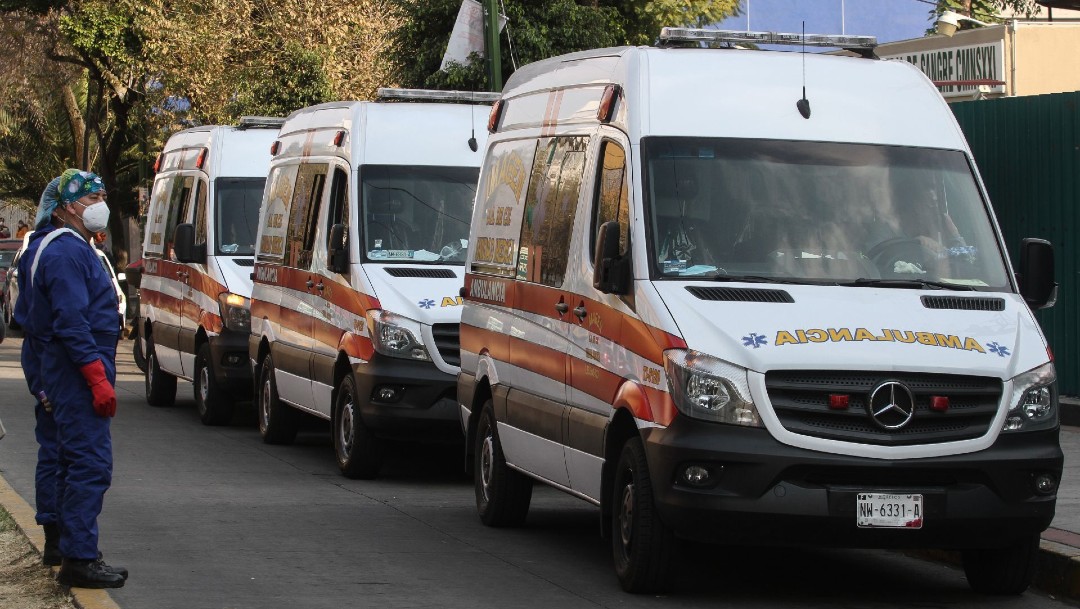 Ambulancias con pacientes COVID hacen largas filas para ingresarlos a hospitales de CMDX