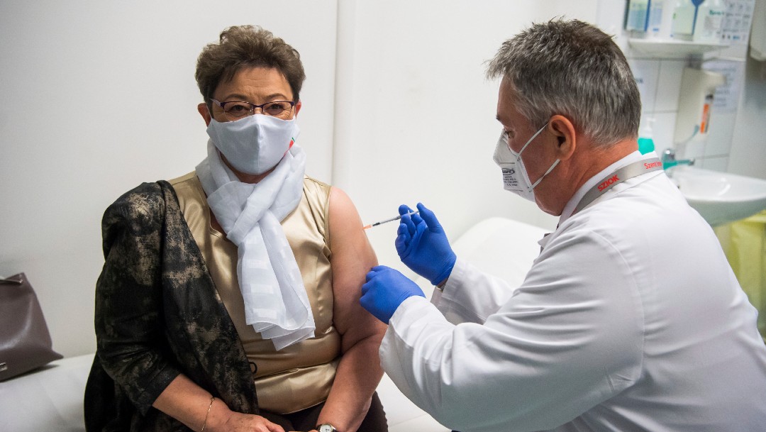Aplican vacuna COVID-19 a mujer en Hungría