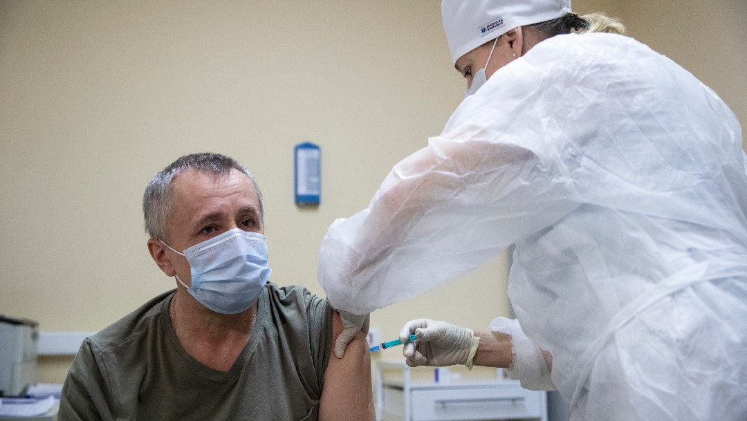 Aplican vacuna Sputnik V a hombre en Rusia