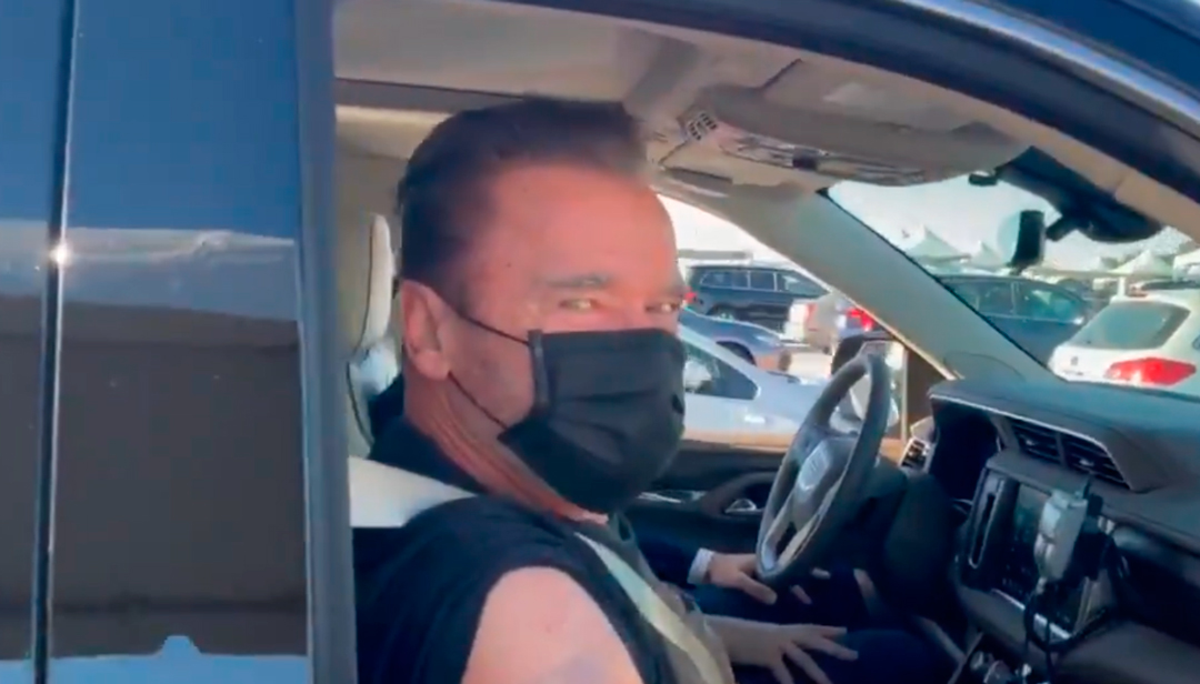 Arnold Schwarzenegger invita a colocarse vacuna contra covid con frase de Terminator