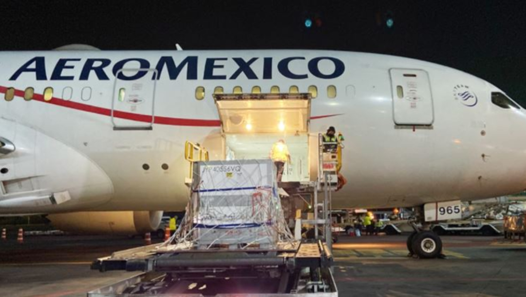 La madrugada de este miércoles 20 de enero llegó a México el embarque con la sustancia activa de la vacuna AstraZeneca