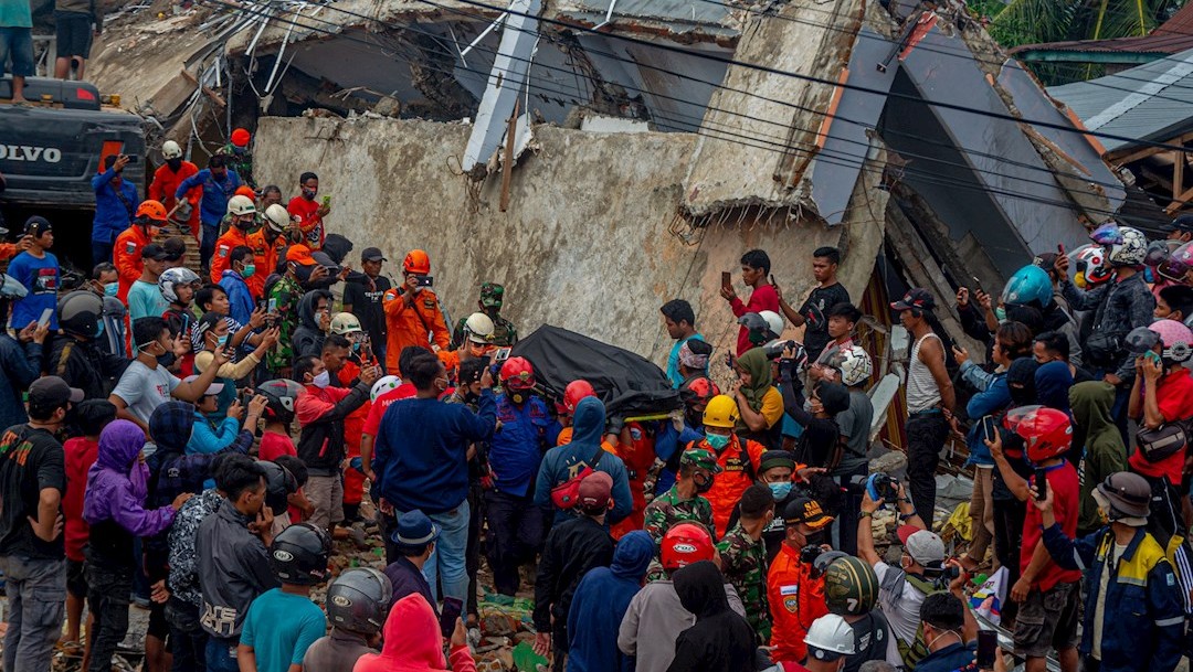 Aumenta a 56 el número de muertos por terremoto en Indonesia