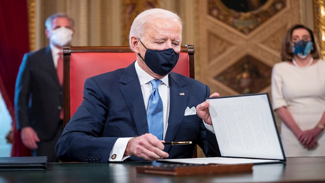 Biden firma órdenes ejecutivas para devolver a EEUU al Acuerdo de París y evitar su salida de la OMS