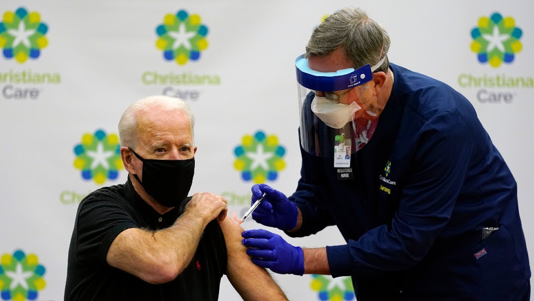 Biden recibe vacuna contra COVID-19
