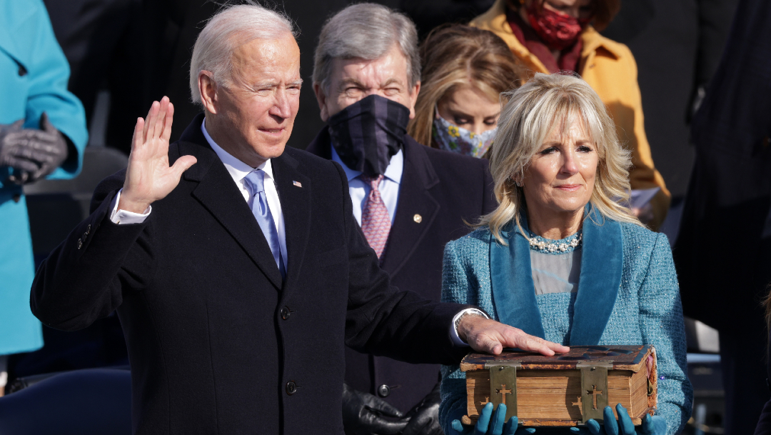 Joe Biden juró al cargo ante las escalinatas del Capitolio