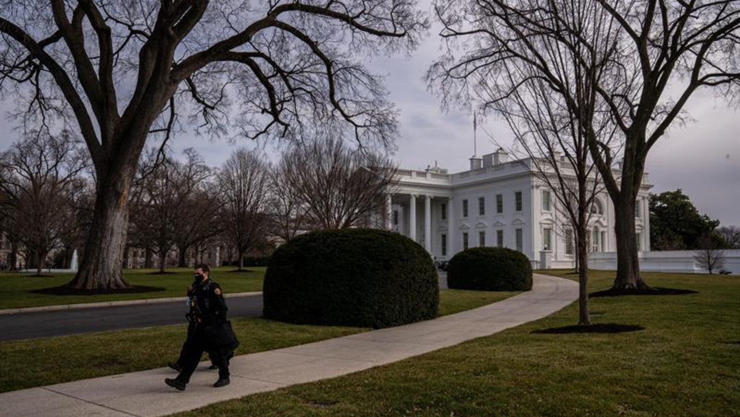 Personal del Servicio Secreto de EEUU camina en los alrededores de la Casa Blanca en Washington