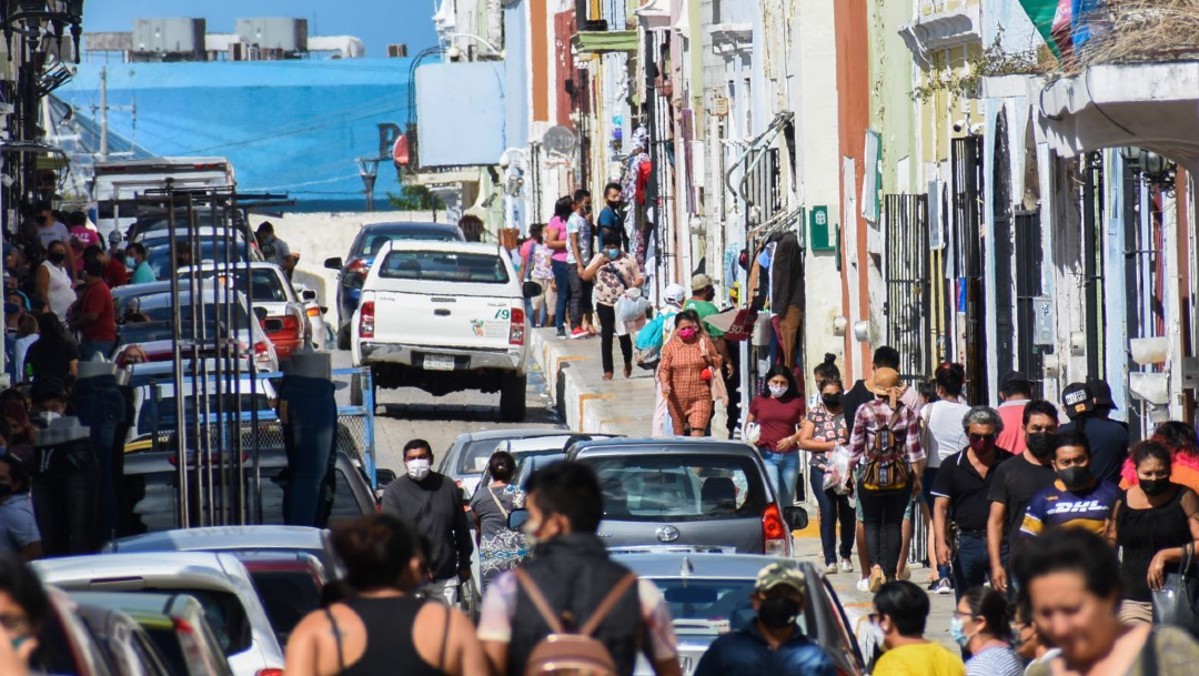 Ciudadanos abarrotan las calles del centro histórico de Campeche
