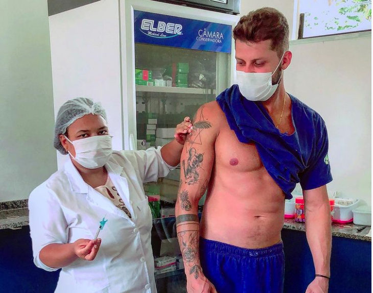 El hombre es enfermero y fue de las primeras personas en recibir la vacuna en Brasil (Foto: Instagram)