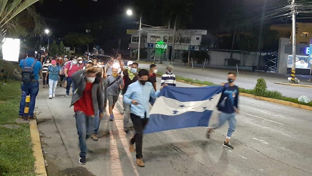Caravana de migrantes parte desde el norte de Honduras hacia EEUU