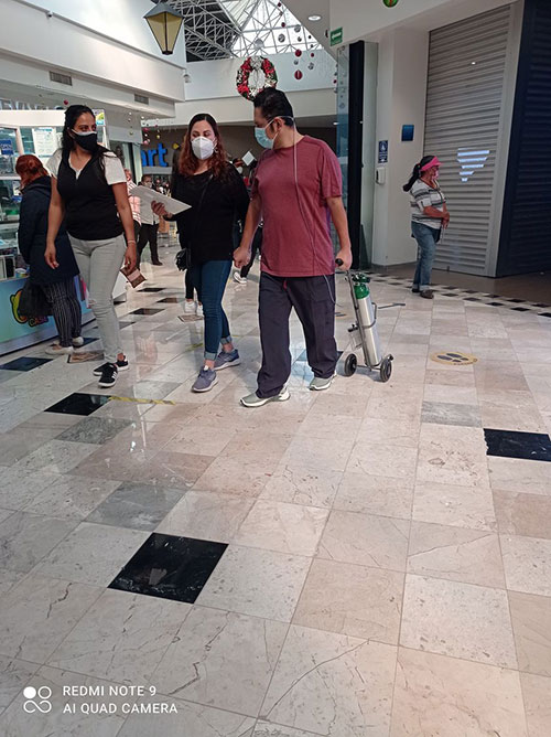 La foto de un hombre con una tanque de oxígeno en el centro comercial Plaza Torres Lindavista causó indignación y controversia en redes