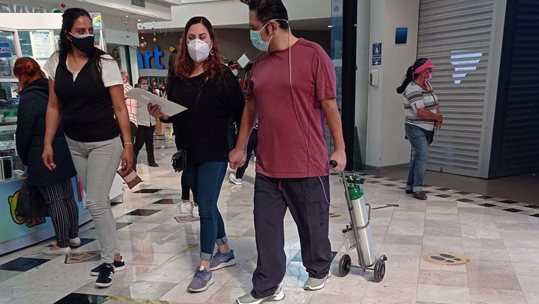 La foto de un hombre con una tanque de oxígeno en el centro comercial Plaza Torres Lindavista causó indignación y controversia en redes