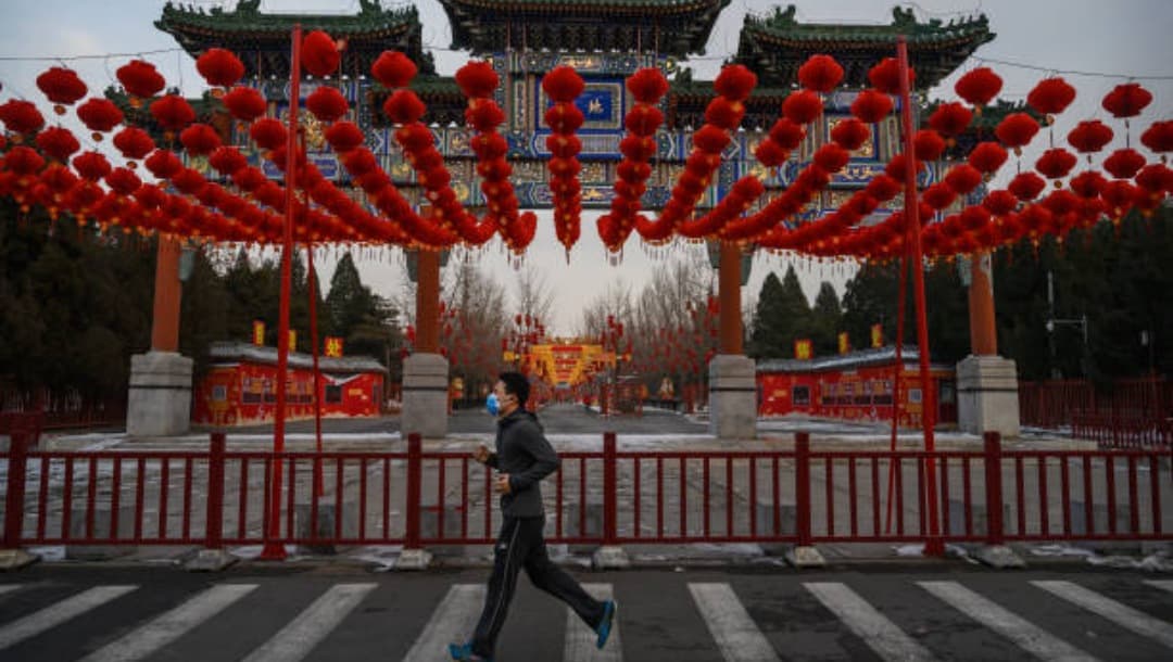 China cancela celebración de Año Nuevo en varias provincias por rebrote de COVID-19