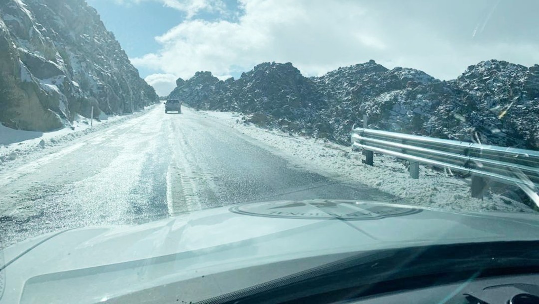 Cierre de carretera y derrumbes se registran por intensa nevada en la Rumorosa.