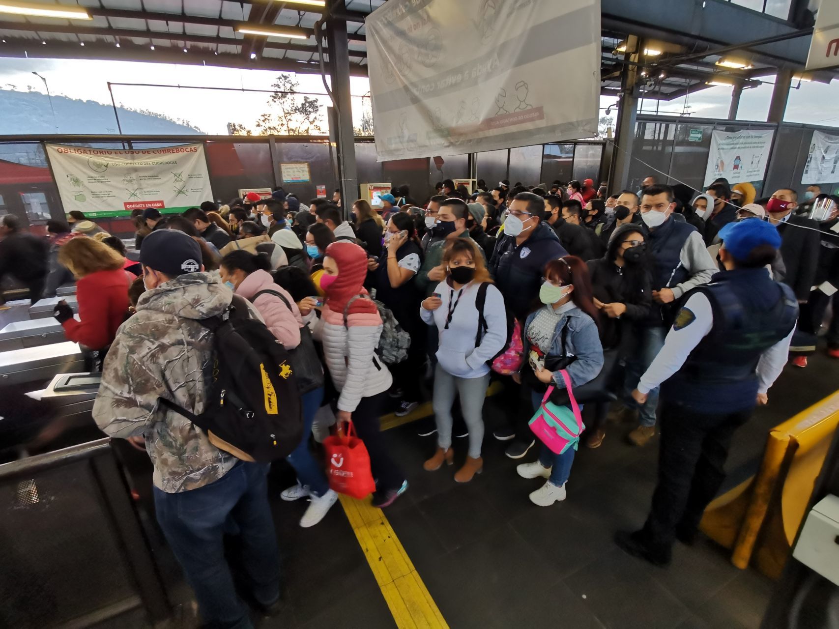 Fotos y videos: Usuarios viven falta del metro en la CDMX