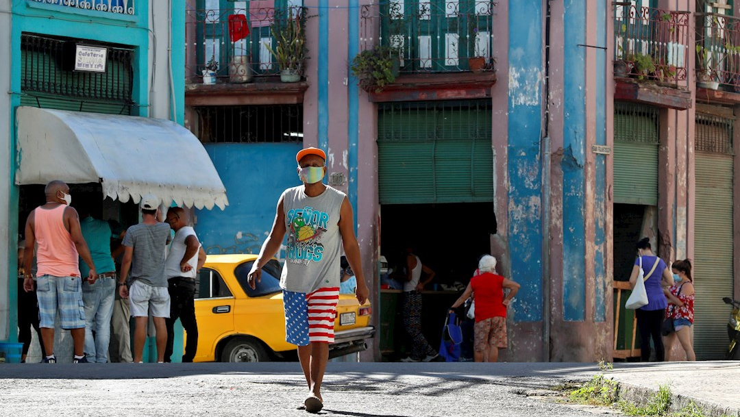 Varias personas compran alimentos y caminan en una calle de La Habana, Cuba