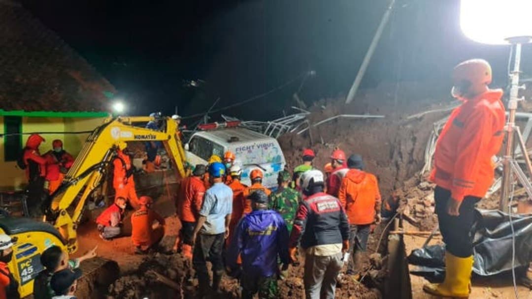 Deslizamiento de tierra deja 11 muertos en Indonesia