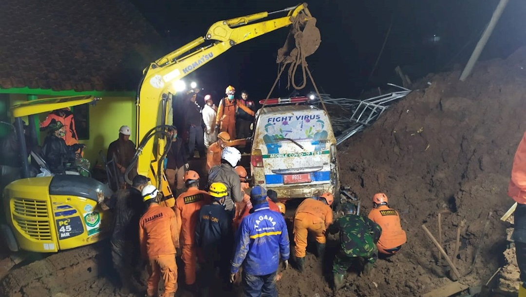 Dos deslizamientos de tierra causaron al menos once muertos y numerosos desaparecidos en Indonesia, informan las autoridades