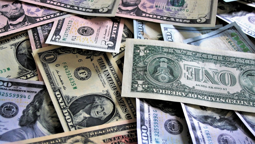 Dólar cierra a 19.67 pesos, con una bolsa que gana ante expectativas de estímulos en EEUU