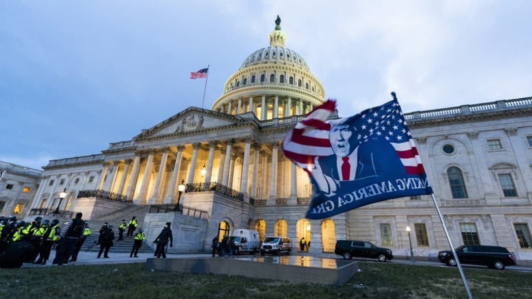Donald Trump honrará a policía fallecido en Capitolio con bandera a media asta
