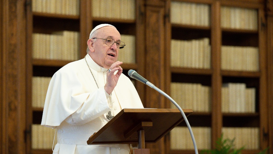 El papa pide un periodismo valiente y controles contra noticias falsas