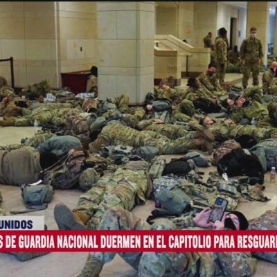 Elementos de seguridad duermen en el suelo para resguardar el Capitolio