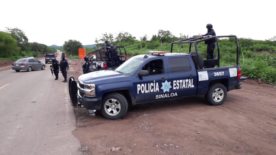 Encuentran restos de tres cuerpos en un carro enterrado en Sinaloa