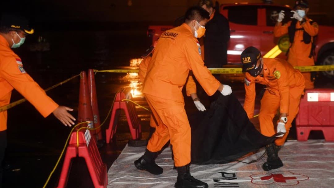 Encuentran restos del avión siniestrado en Indonesia
