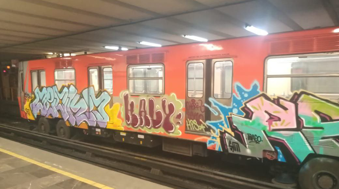 Fotos registran grafiti en línea 6 del Metro de la CDMX