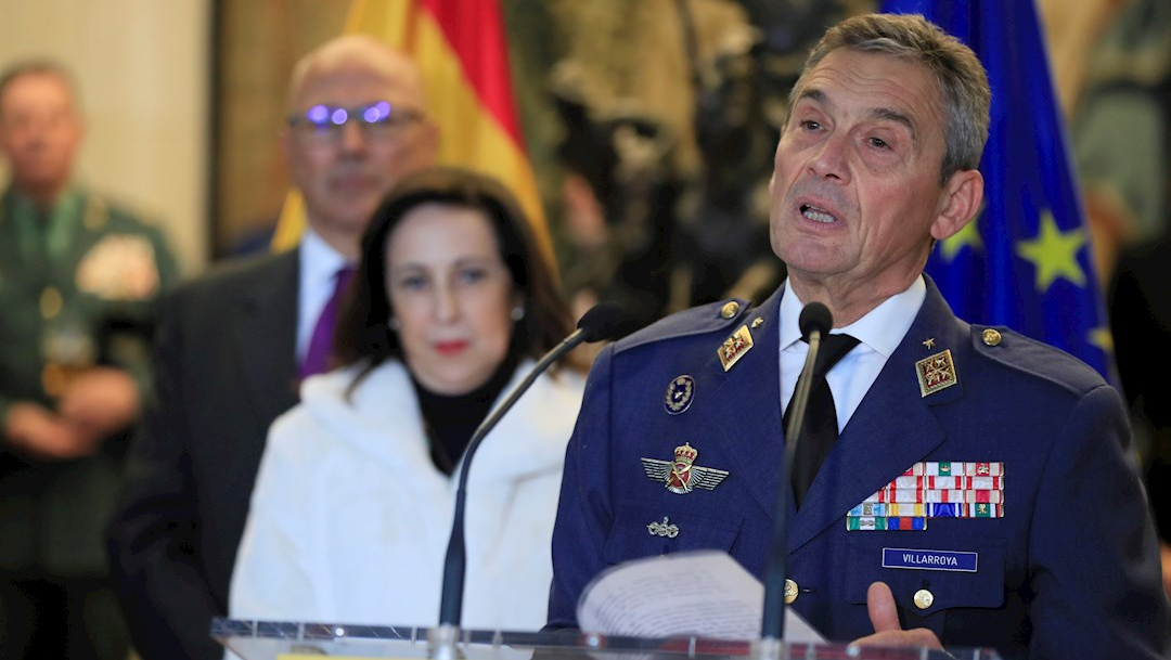 El jefe del Estado Mayor de la Defensa, el general del Aire Miguel Ángel Villarroya Vilalta (d) durante su toma de posesión