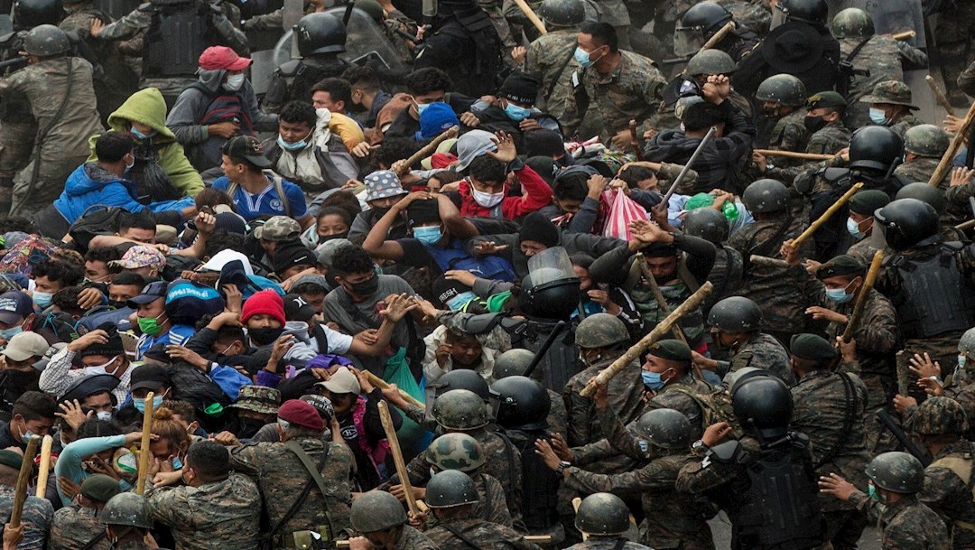 Guatemala dispersa a más de 2 mil migrantes hondureños