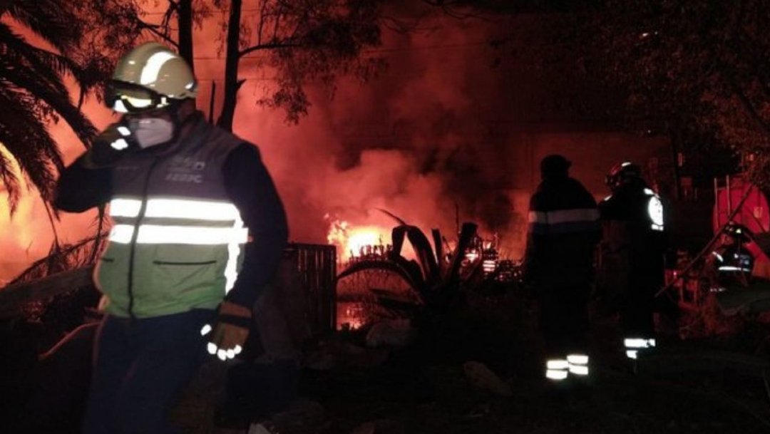 Bomberos laboraron por más de dos horas para sofocar un incendio en una bodega de cartón en CDMX. (Foto: Twitter).