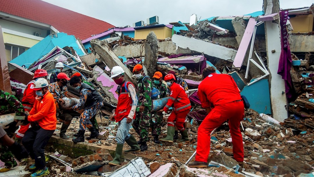 Indonesia intensifica labores de rescate en isla de Célebes por terremoto