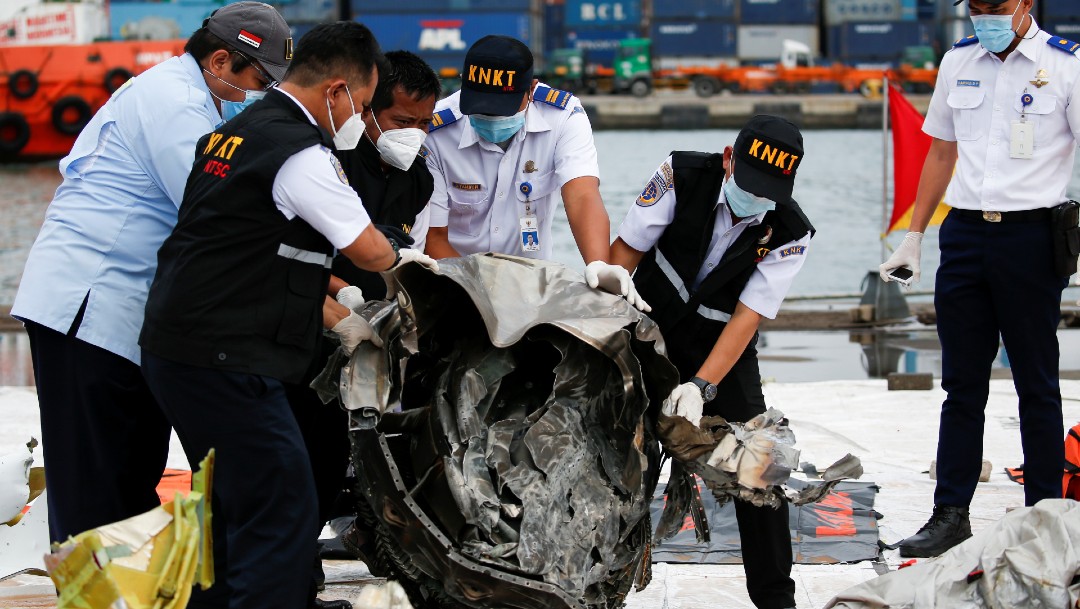 Indonesia suspende temporalmente la búsqueda de restos del avión accidentado