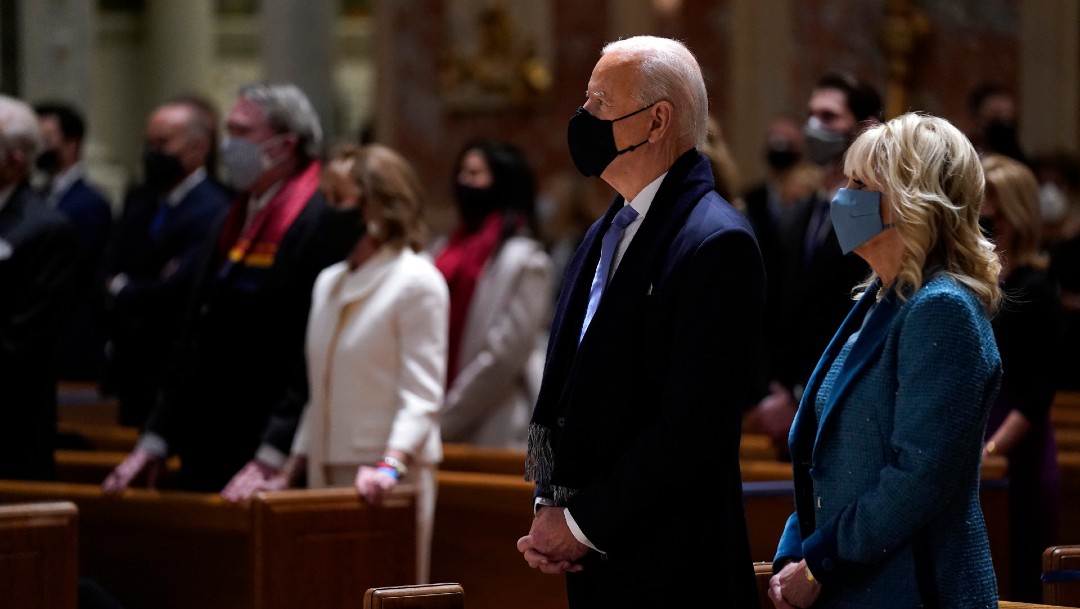 Joe Biden y su esposa Jill en oficio religioso