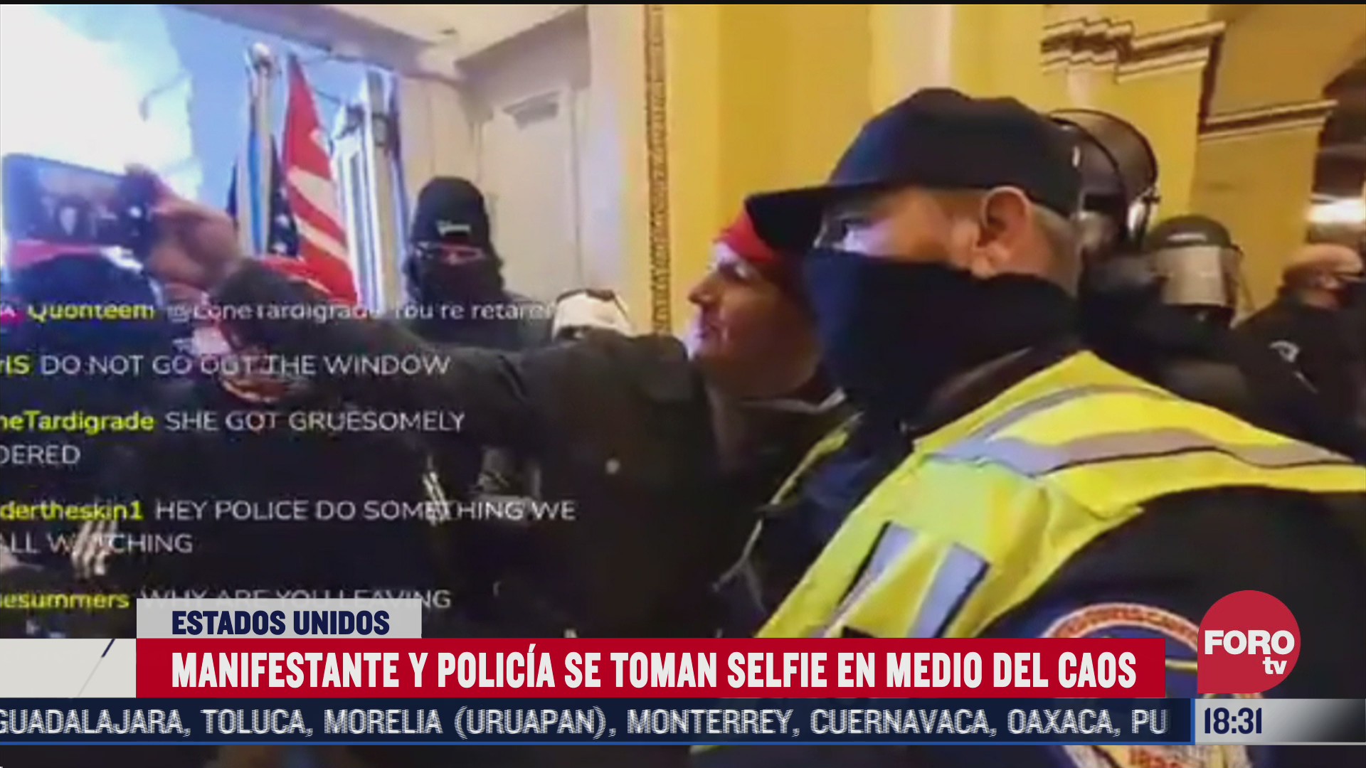 manifestante se toma selfie con un policia del capitolio