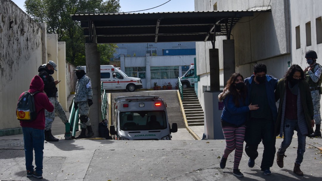Médicos de Hospital en Toluca atienden a pacientes COVID en plena calle por saturación hospitalaria