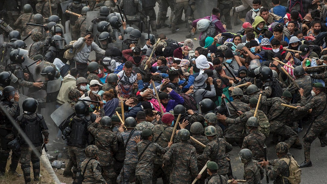 Fuerzas de seguridad de Guatemala detuvieron y reprendieron violentamente a una caravana migrante