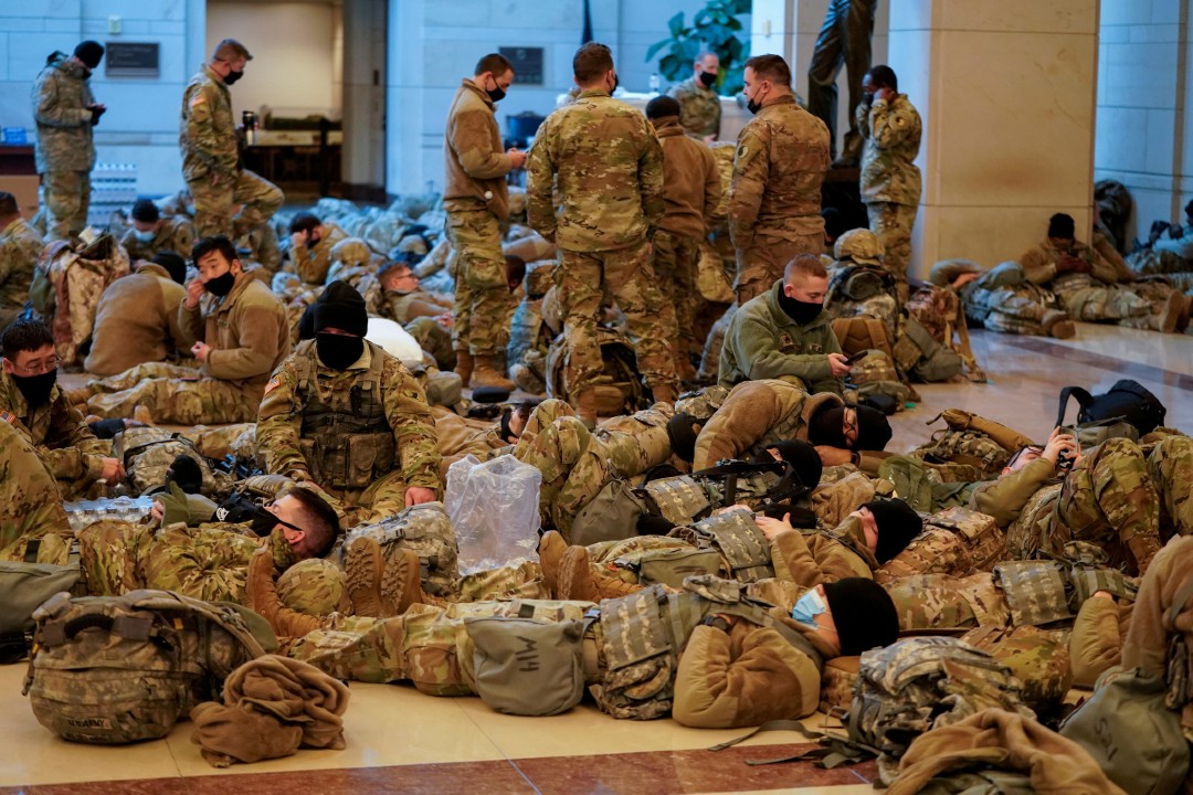 Guardia-Nacional-duerme-en-el-suelo-del-Capitolio