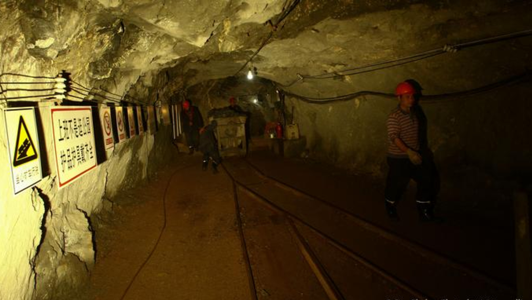 Socorristas detectan señales de vida de mineros atrapados hace una semana en China