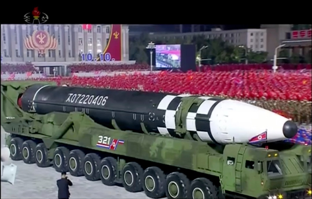Corea-del-Norte-exhibe-misil-balístico-en-desfile