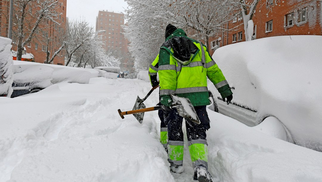 Madrid ha despertado cubierta con una espesa capa de nieve que impide la movilidad en buena parte de la región