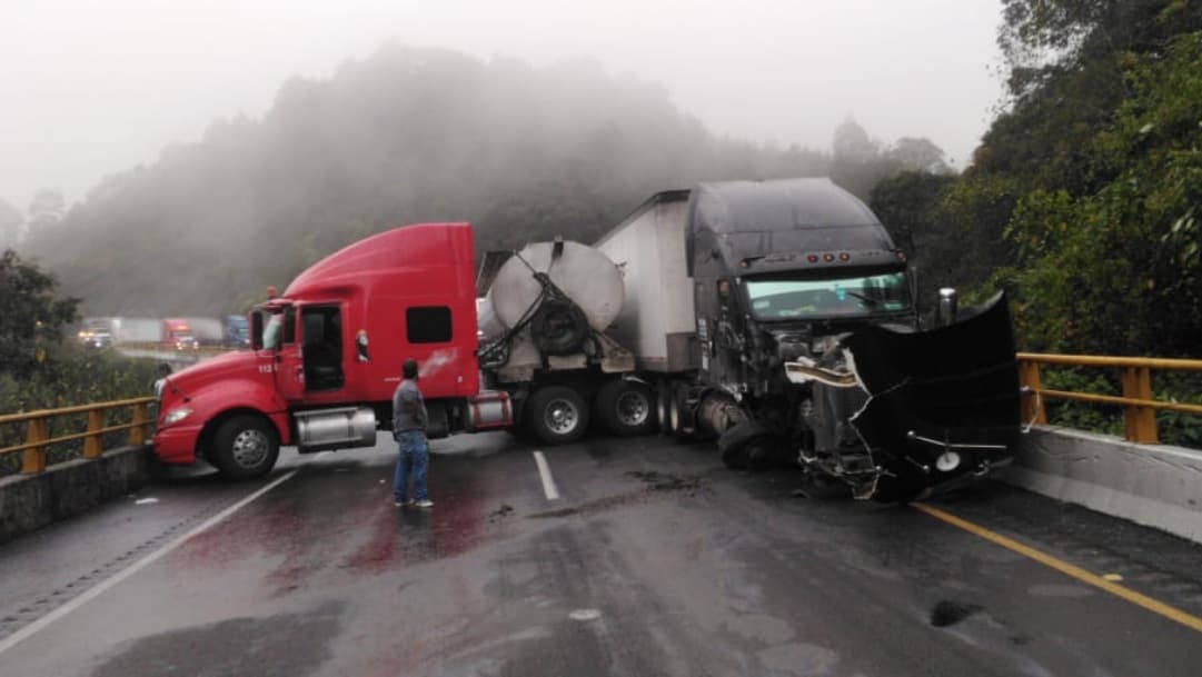 Niebla y lluvia provocan accidentes carreteros en Puebla