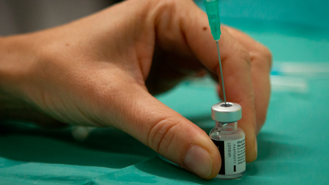OMS critica que jóvenes sean vacunados contra COVID-19 antes que adultos mayores