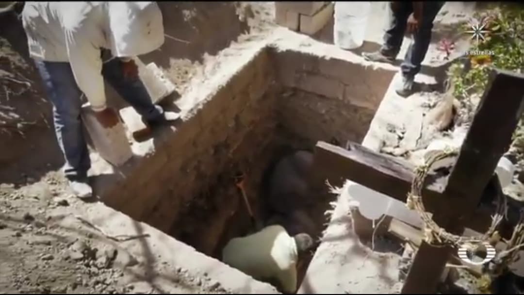 Panteones en Hidalgo exhuman antiguos cadáveres para enterrar fallecidos por COVID-19