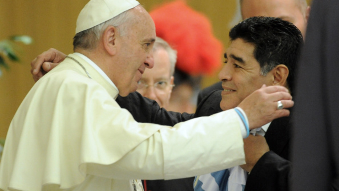 El papa Francisco afirmó, en una entrevista que publica el diario deportivo italiano "La Gazzetta dello Sport", que recibe un abrazo de Diego Armando Maradona