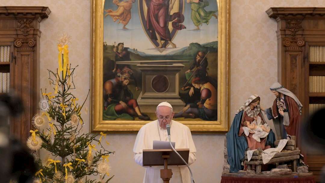 Papa Francisco ofrece su tradicional bendición de Año Nuevo desde la biblioteca papal
